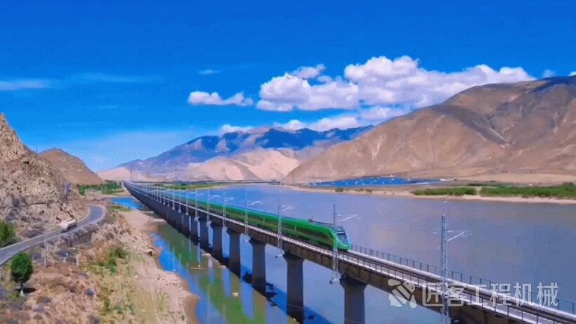 的风笛鸣响 d2021次动车组列车 缓缓驶出拉萨火车站 川藏铁路拉林段