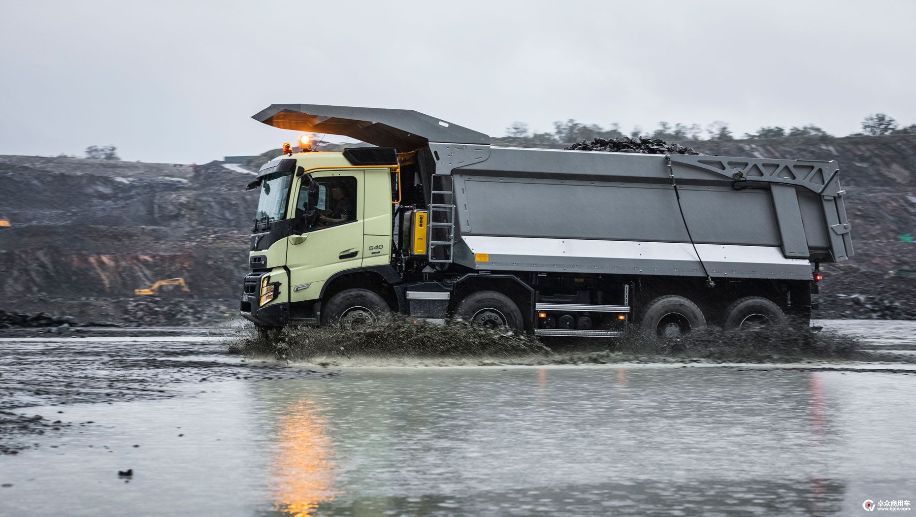 Volvo Trucks on X: The new Volvo FMX is here – and it's powerful, strong  and robust. Making even the toughest assignments feel easy. Learn about its  new features.   /