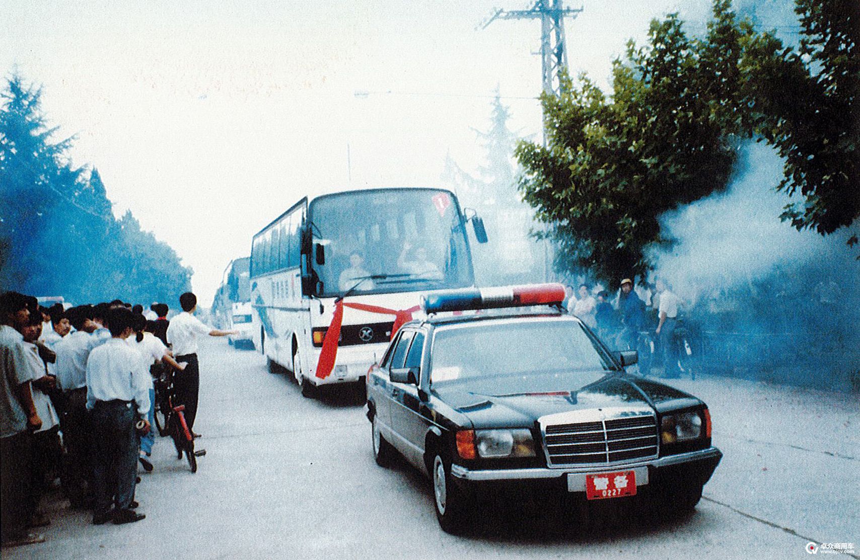 2-8-1997年8月，为十五大提供服务的20辆豪华客车交付首汽集团.jpg