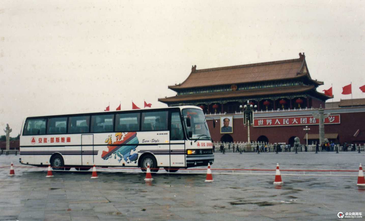 2-5-1994年，我国首辆全承载豪华大客车215行驶在路上.jpg