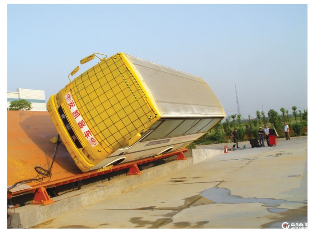 2-11-2005年，安凯客车在湖北襄樊实车试验碰撞基地成功进行侧翻试验.jpg