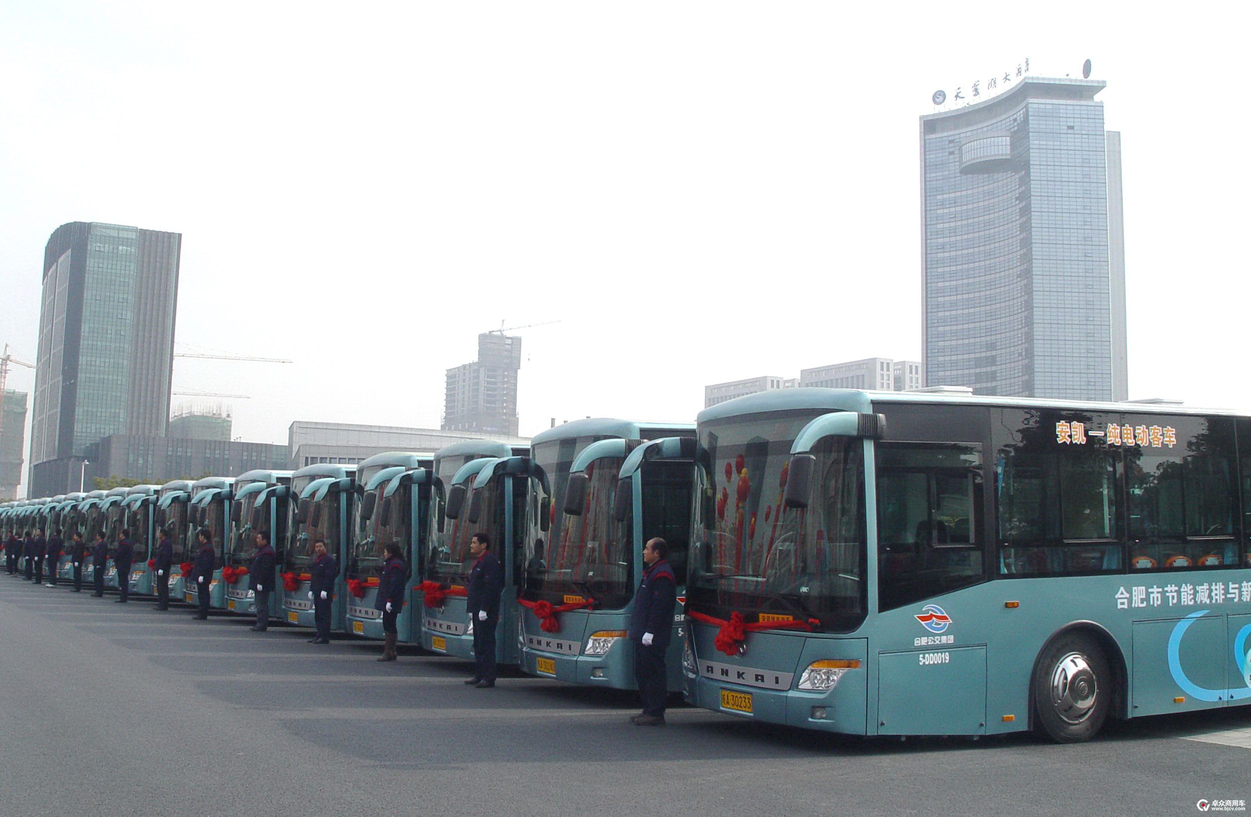 2-16-2010年，安凯30辆纯电动客车正式投入合肥18路运行，这是世界上第1条专用纯电动公交线路.jpg