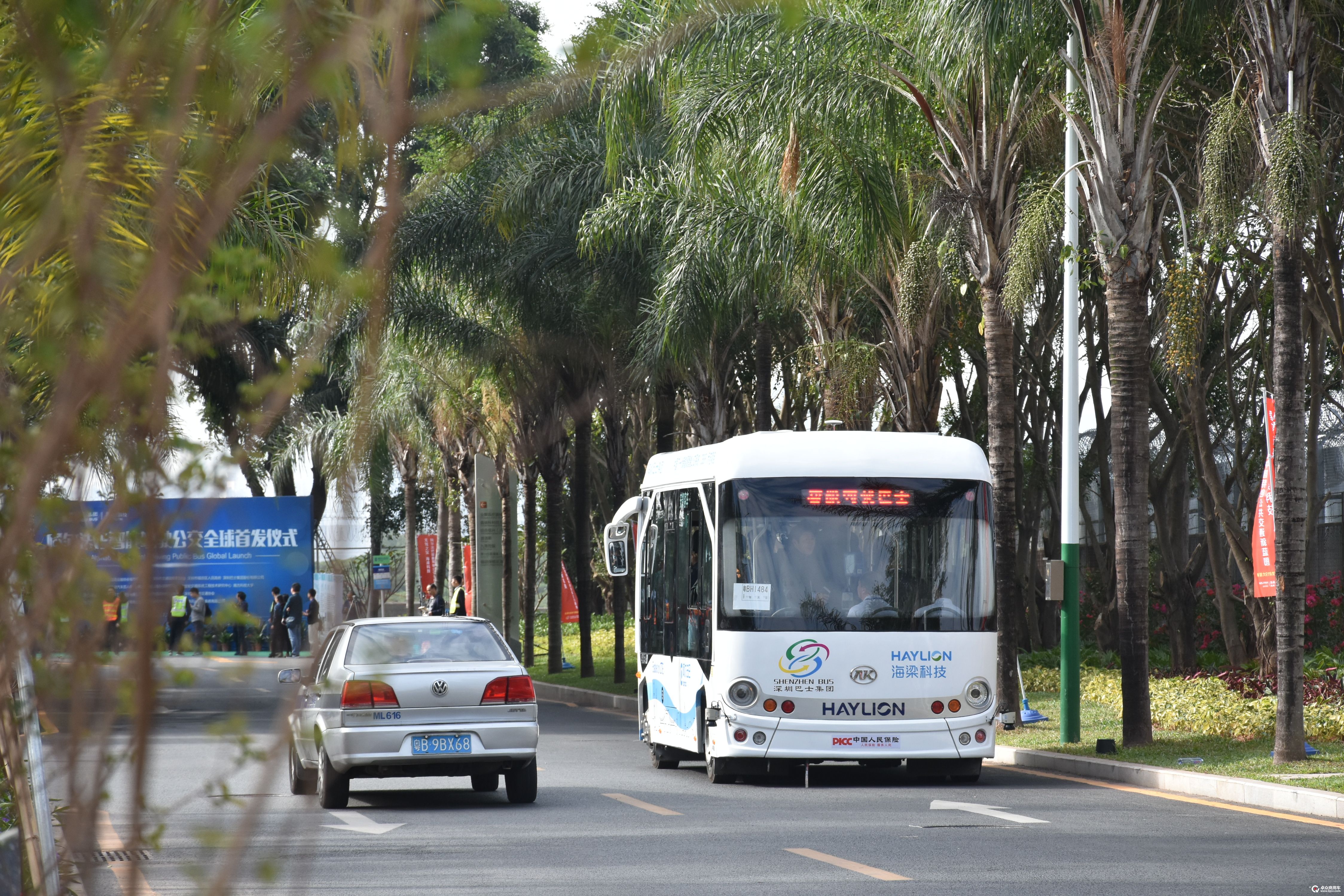 3-10-2017年，安凯研发制造的无人驾驶公交车在深圳开放道路上投入运行，成为中国首款在公路道路上运行的无人驾驶公交车.jpg
