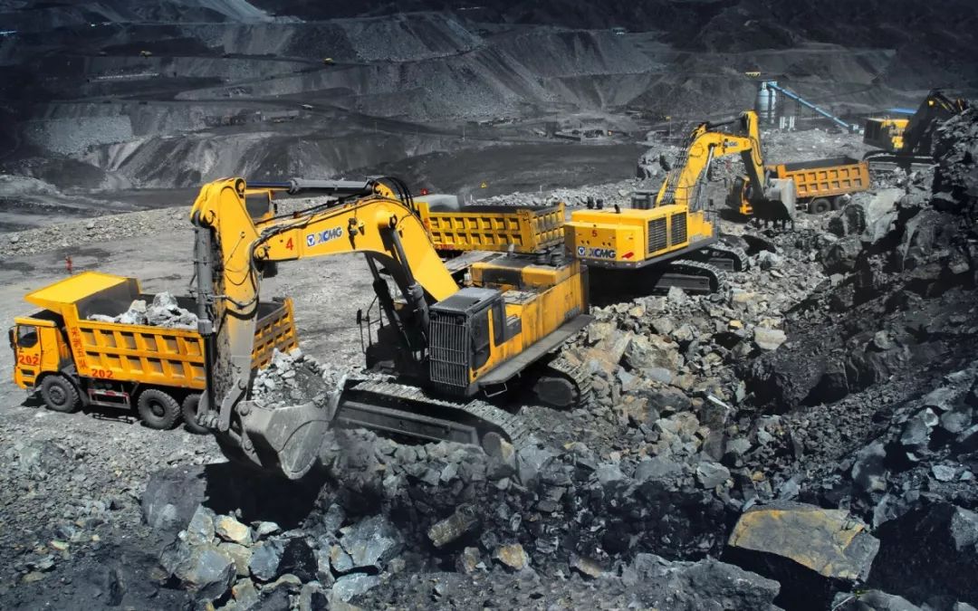 徐工"金甲战神"蒙古国显神威