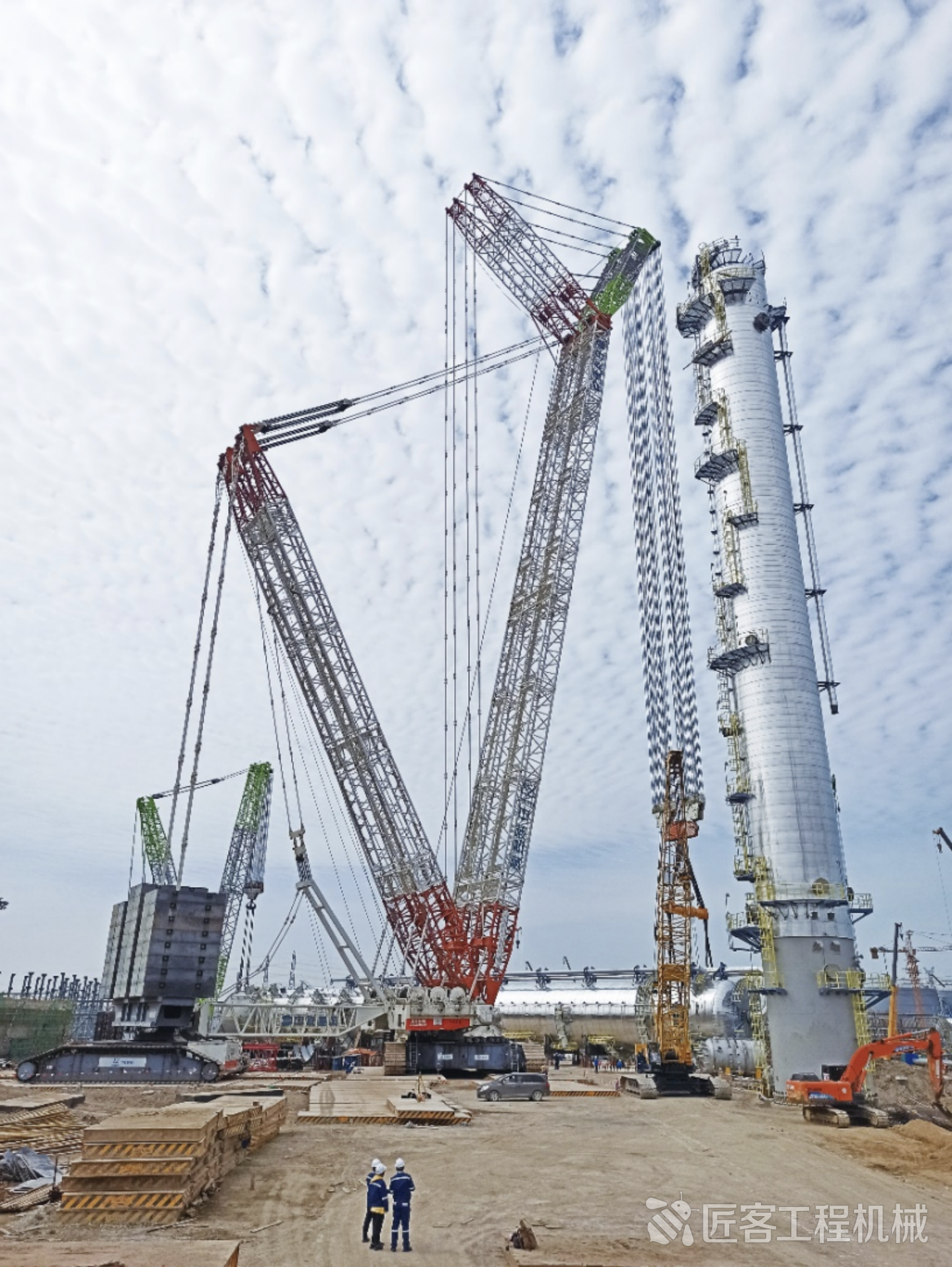 吊重23万吨中联重科3200吨履带吊助力世界级炼化项目吊装工作圆满收官