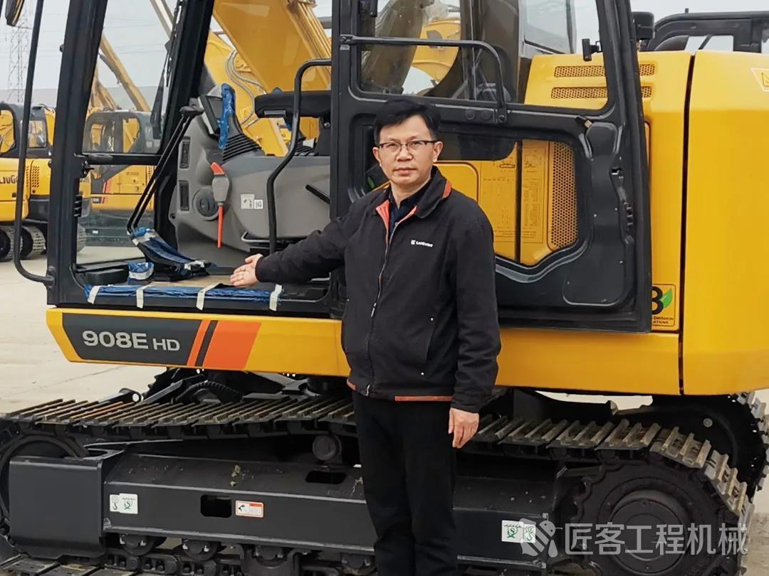 党员 黄卫光 壮族 挖掘机业务服务管理经理