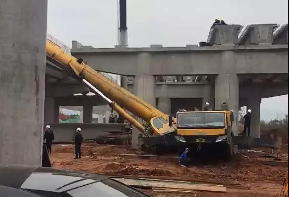例如,某年在某建筑工地,发生一起汽车式起重机翻车事故把一名挂钩工人