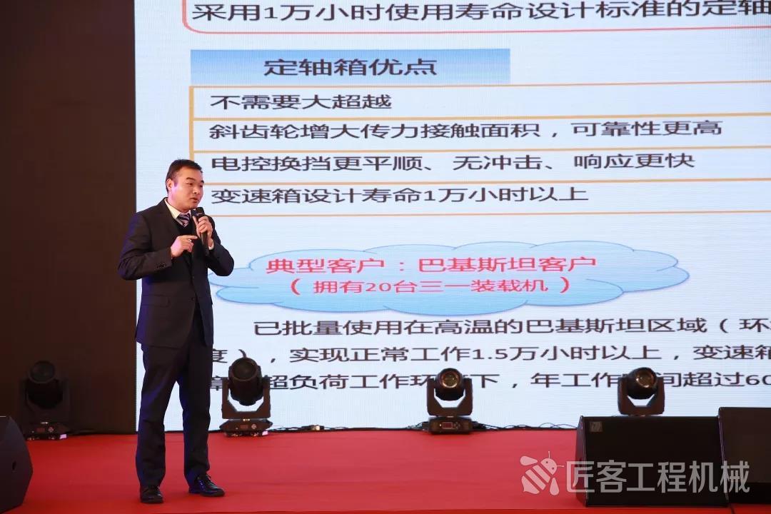 陈桂枝先生为客户做装载机推介