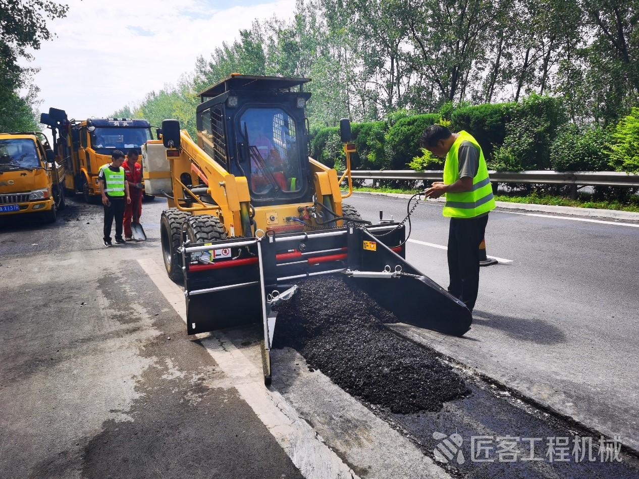 市政管網工程施工新技術——雙鼓銑挖機,篩分鬥,平板夯和溝槽瀝青攤鋪