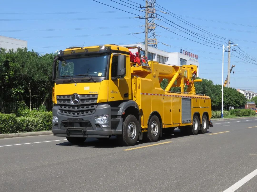 奔驰arocs清障车温馨提示高速路上不要轻易上钩