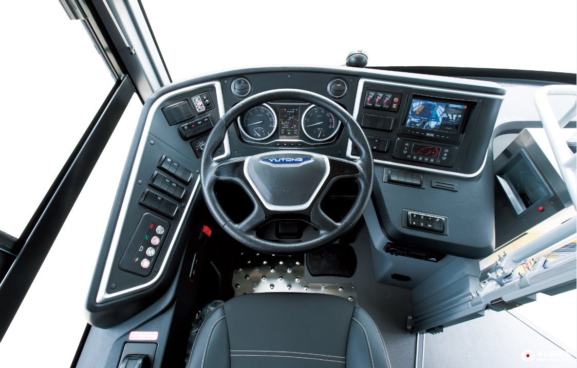 本次交付的40辆宇通纯电动公交车,相比传统公交车,在外观造型,内饰