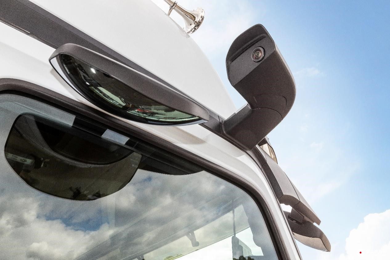 全新电子后视镜(mirrorcam)不仅为驾驶员提供辅助功能,还优化了车辆的