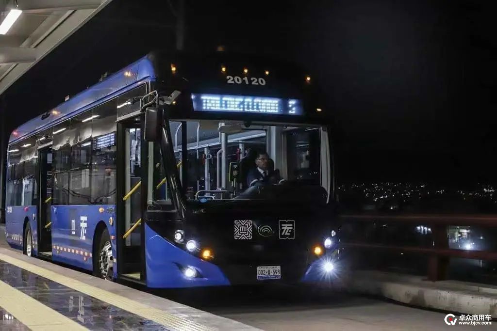 宇通无轨电车巡游武汉街头,低碳出行助力公交新时代!