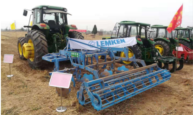德国雷肯应邀参加山西临汾市农机深松作业现场演示会
